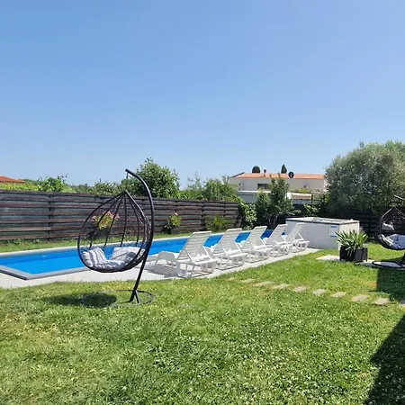Family House Petric Вилла Loborika